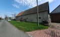 Straßenansicht mit Scheune