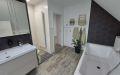 DG: Bad mit Wanne und Dusche
