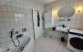 EG: Bad mit Wanne