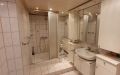 Bad mit Dusche und WC