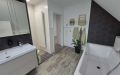 DG: Bad mit Wanne und Dusche